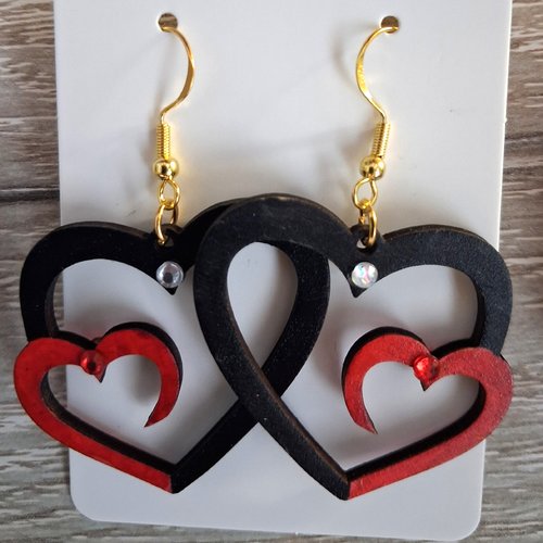 Boucles d'oreille en bois motif coeurs