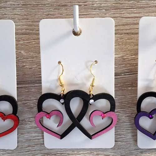 Boucles d'oreille en bois motif coeurs