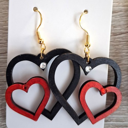 Boucles d'oreille en bois motif coeurs