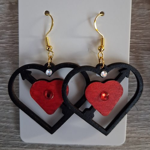 Boucles d'oreille en bois motif coeurs