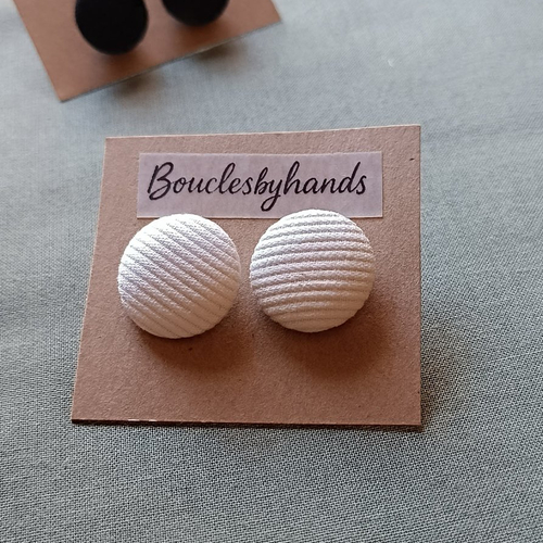Puces oreilles bouton en tissus