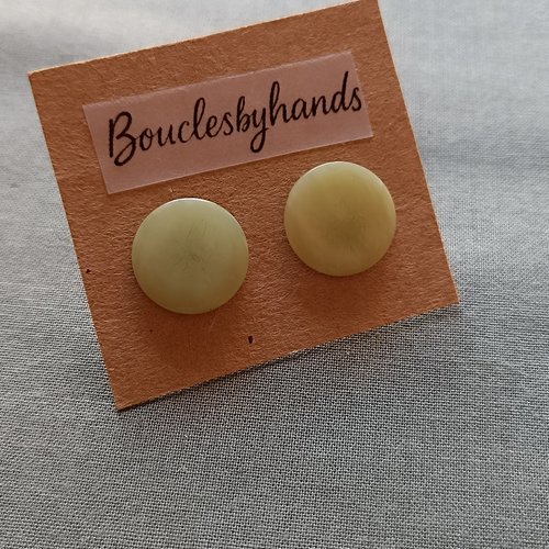 Puces oreilles bouton