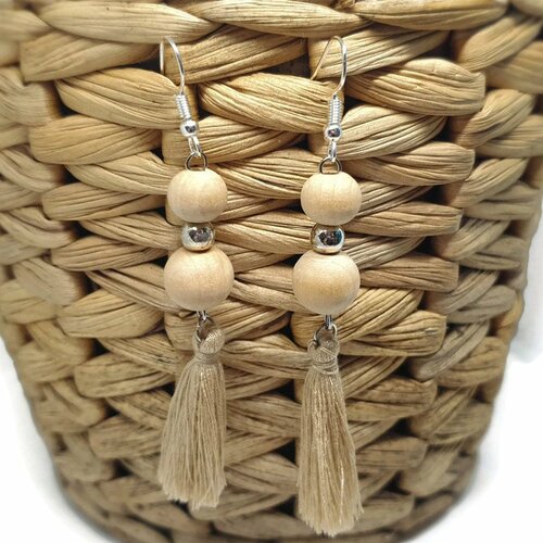 Boucles d'oreilles pendantes perles en bois et pompon beiges