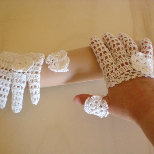 Minis gants en coton blanc au crochet
