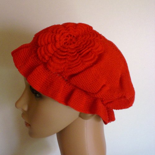 Bonnet charlotte en coton rouge au crochet