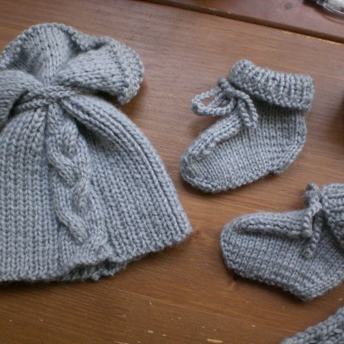 Sur commande uniquement : ensemble bonnet + chaussons + écharpe bébé