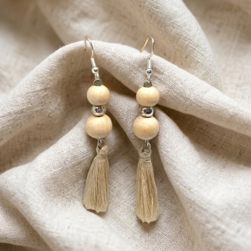 Boucles d'oreilles perles en bois et pompons beige lin – bijoux bohème chic, naturels et minimalistes faits main