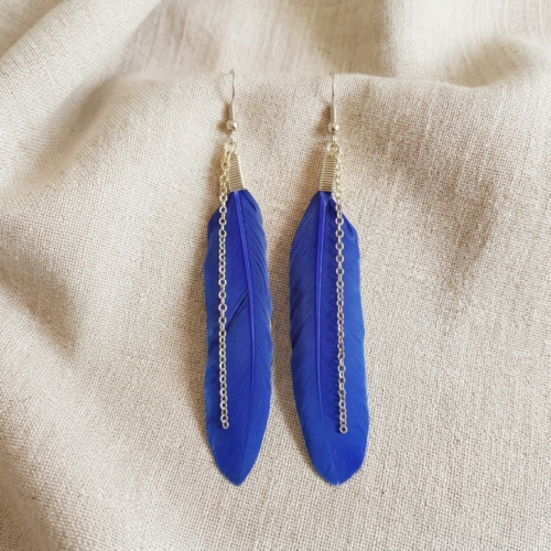 Boucles d'oreilles plumes bleu électrique et fines chaînettes – bijoux bohème chic, minimalistes et légers faits main