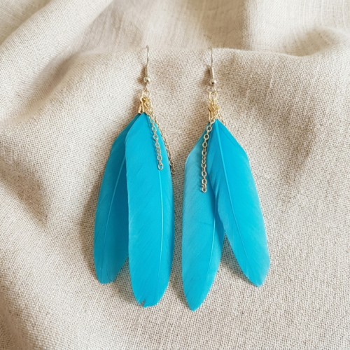 Boucles d'oreilles plumes bleu turquoise et chaînettes dorées – bijoux bohème chic et légers faits main