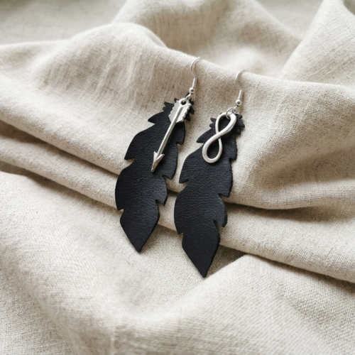 ​boucles d'oreilles plumes en chambre à air recyclée, breloques flèche et infini argentées