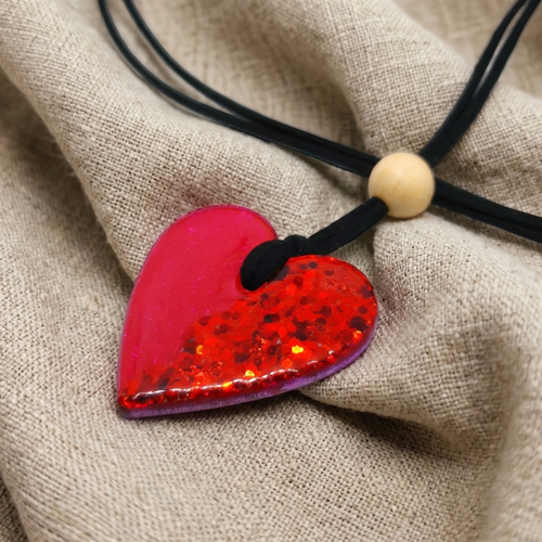 Grand collier sautoir cœur rouge en bois résiné – bijou romantique peint à la main, pendentif artisanal et cordon noir réglable