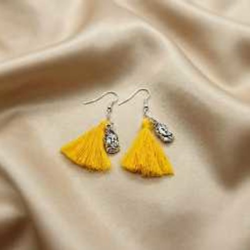 Boucles d'oreilles bouddha et pompons jaunes - bijou zen et bohème fait main - bouille à bijoux
