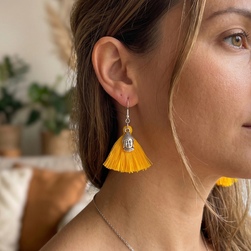 Boucles d'oreilles bouddha et pompons jaunes - bijou zen et bohème fait main - bouille à bijoux