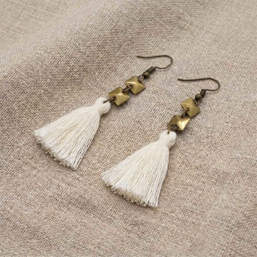 Boucles d"oreilles pendantes à pompons blancs