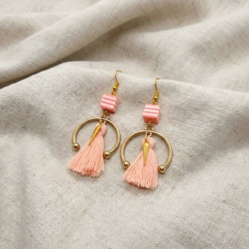 Boucles d'oreilles créateur pompons roses et cubes rayés, bijou bohème chic doré