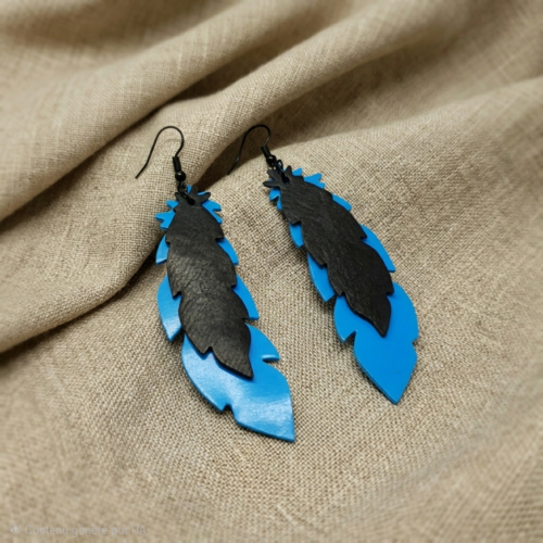 Boucles d'oreilles plumes bleues et noires en chambre à air recyclée – 8 cm