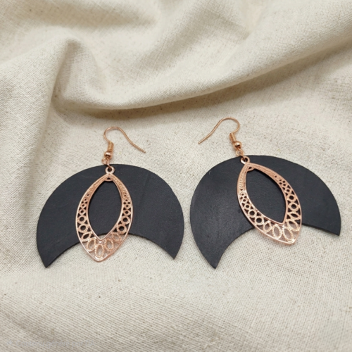 ​boucles d'oreilles créateur demi-lune en chambre à air recyclée et métal doré