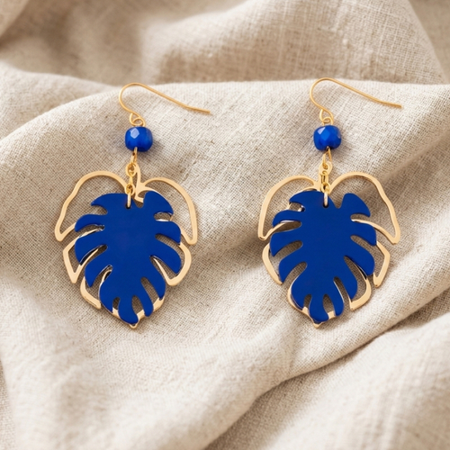 Boucles d'oreilles monstera bleu roi et doré – bijou tropical et graphique