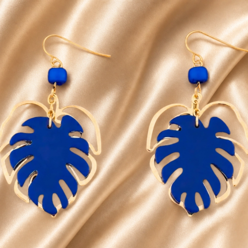 Boucles d'oreilles monstera bleu roi et doré – bijou tropical et graphique