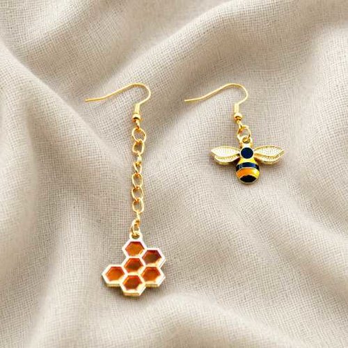 Boucles d'oreilles dépareillées abeille et alvéoles | bijou fantaisie doré émail | cadeau femme nature