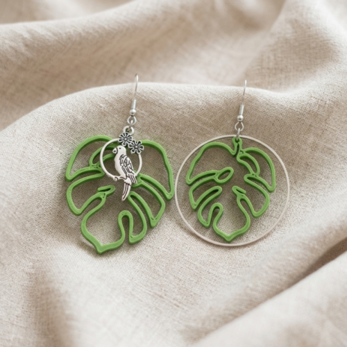 Boucles d'oreilles pendantes monstera et perroquet - bijoux asymétriques imprimés en 3d