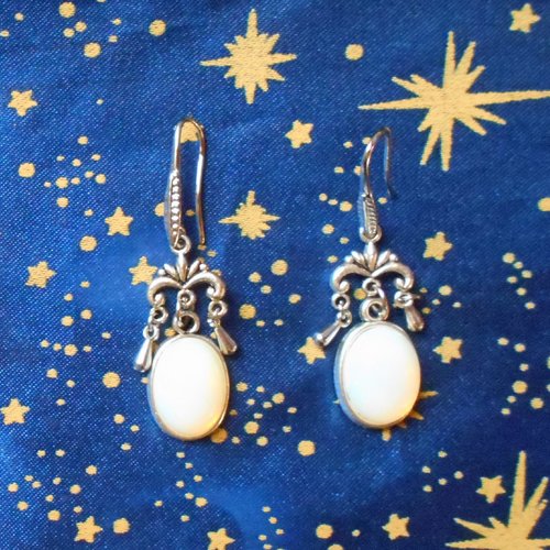 Boucles d'oreilles en alliage argent/étain, style indes, avec des opales bleutées de 10x14mm.