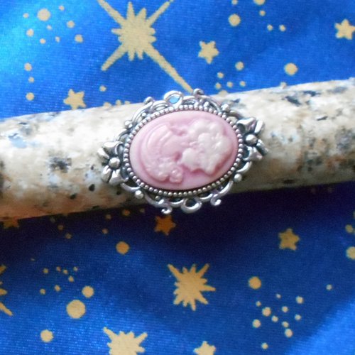 Bague en alliage argent/étain, motif noeuds, avec camée en résine victorienne vieux rose nacré.