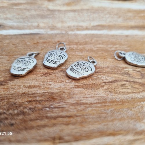 4 breloques tête de mort en métal argenté