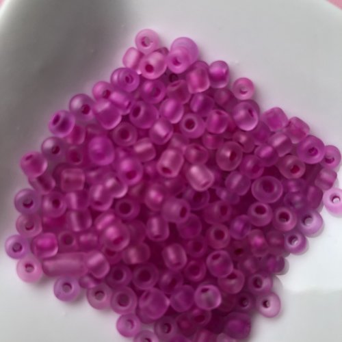 Perles de rocaille translucide noyau fuschia 4 mm  - lot de 15gr