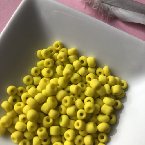 Perles de rocaille jaune mat  4 mm  - lot de 9 gr