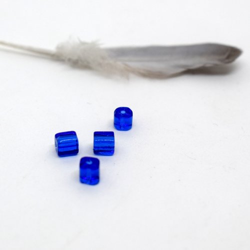 Perles cubes de verre bleu - lot de 4 peres