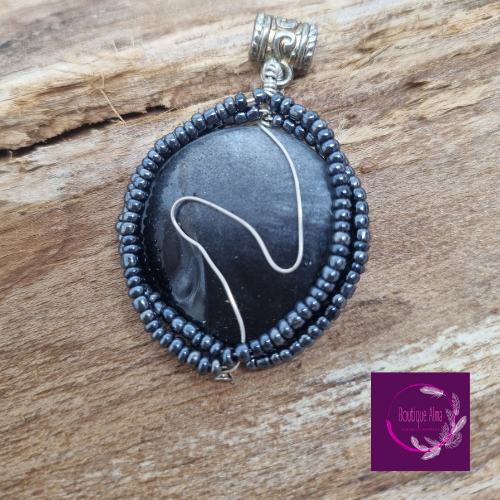Pendentif anthracite avec bélière ornement perles - fait principal création unique