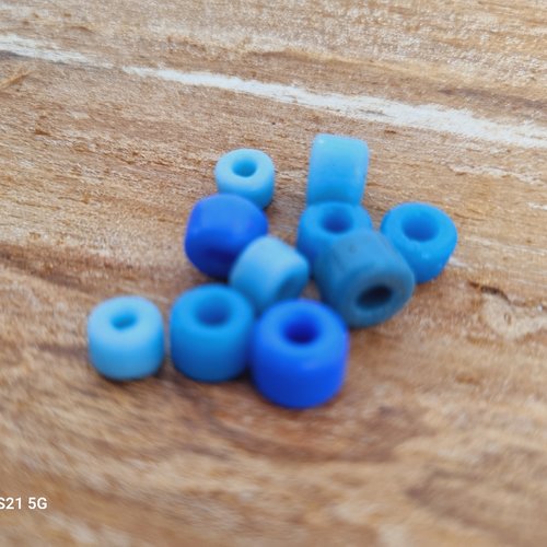 Lot de 10 perles cylindriques en verre bleu