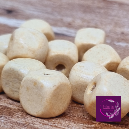 Lot de 18 perles cube en bois naturelle