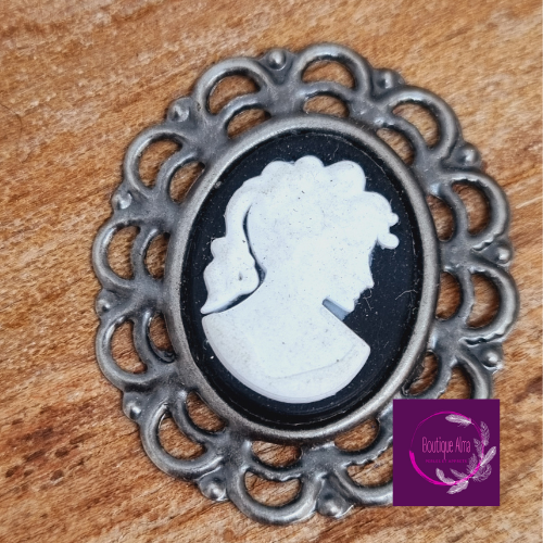 Cabochon ovale camet fond noir  28 mm