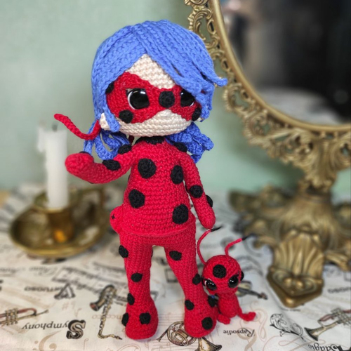 Poupée coccinelle crochet collectionneurs cadeau  super-héros pour fille poupée tricotée cadeau d'anniversaire