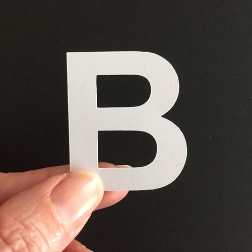 Découpe en papier - lettre b - blanc - 3,8 x 4,5 cm