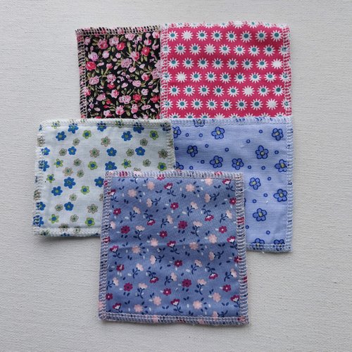 Lingettes démaquillantes assorties