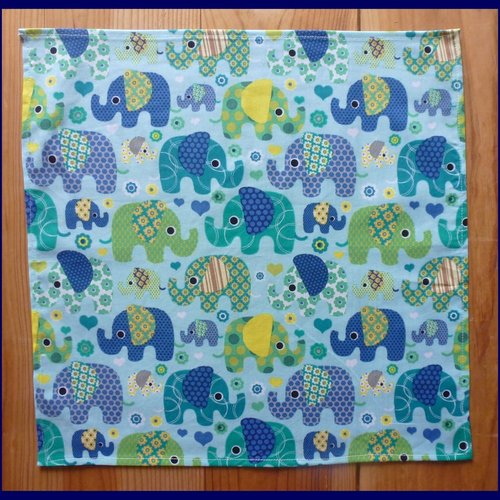 Serviette de table "mes éléphants turquoises" ,idéal pour le goûter à l'école ou utilisable à la maison