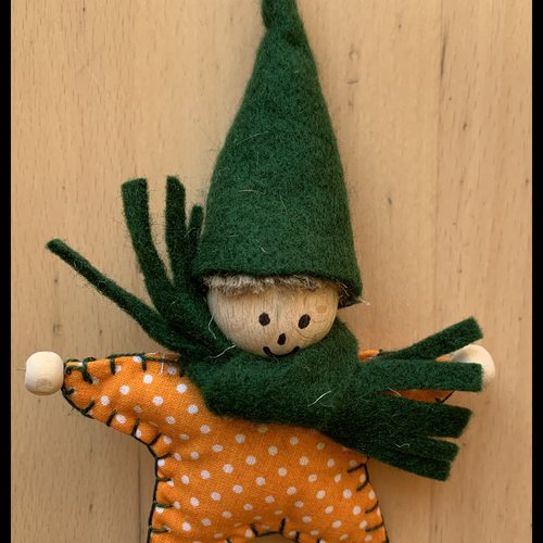 Lutin de noël à accrocher ou à poser.