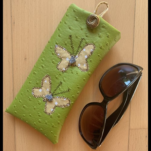 Étui à lunettes " papillons" en simili cuir vert anis