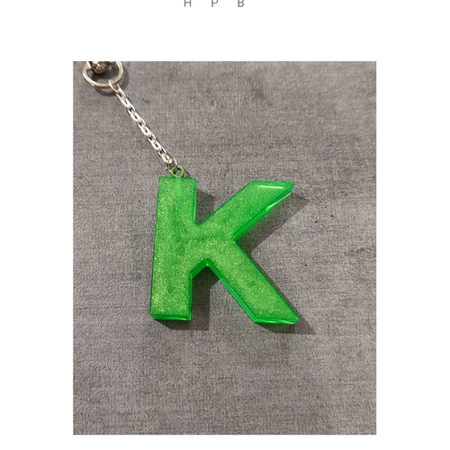 Porte clé alphabet en résine "k"