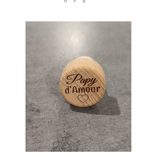 Bouchon en bois gravé