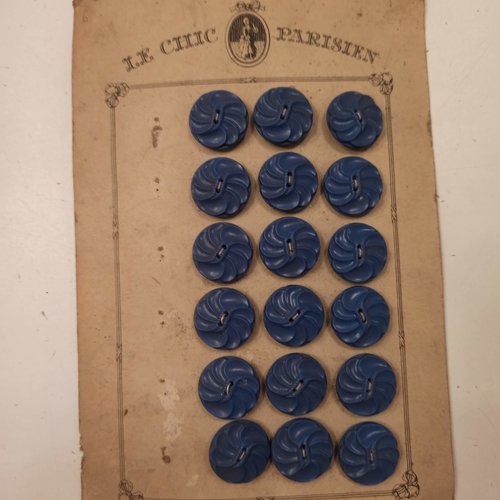 Lot de boutons anciens sur plaque carton "le chic parisien" 6