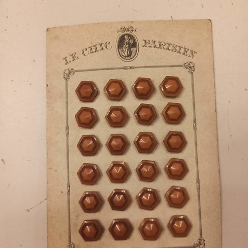 Lot de boutons anciens sur plaque carton "le chic parisien"