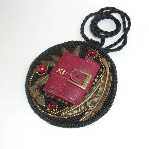 Collier brodé, pendentif carnet cuir, collier perles de bohème et rocailles, rouge et noir 