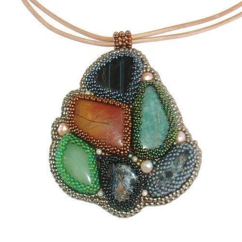 Collier pendentif brodé, collier pierres fines, collier femme, collier graphique, collier perles d'eau douce, collier multicolore 