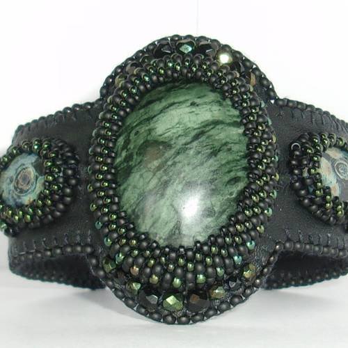 Bracelet cuir noir, manchette cuir brodé, bracelet jade africain, manchette femme,bracelet manchette noir et vert 