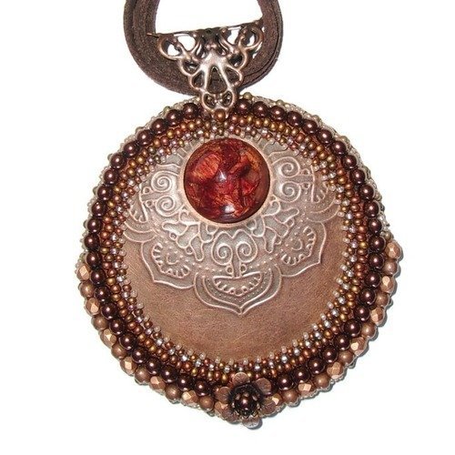 Collier pendentif brodé, collier ras du cou, collier femme, collier estampe cuivrée, collier marron, pendentif rond 