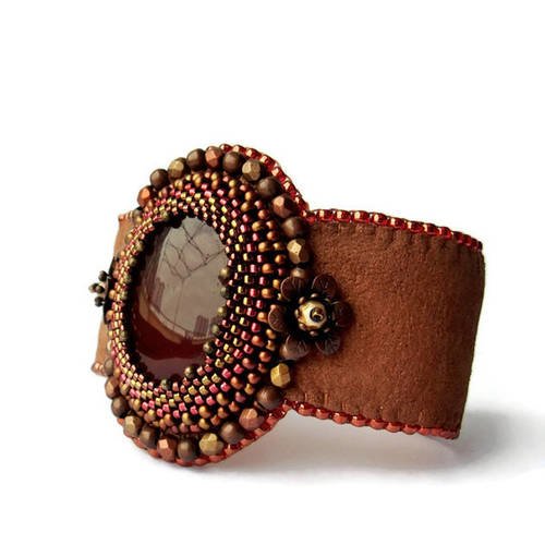 Bracelet cuir, bracelet femme, bracelet manchette, bracelet brodé, bracelet cuir marron, manchette cornaline, bracelet ethnique 